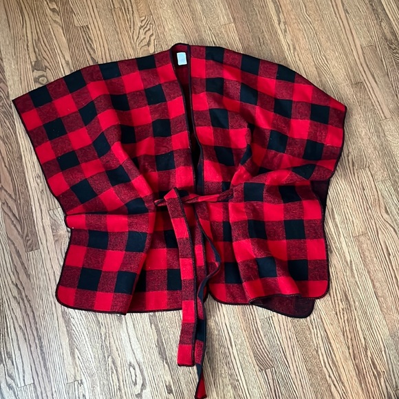 Francesca's Collections Jackets & Blazers - Francesca’s Collection Buffalo Plaid Cape